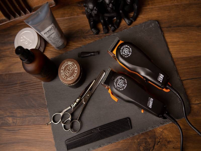 Présentoir d'outils et accessoires de barbier